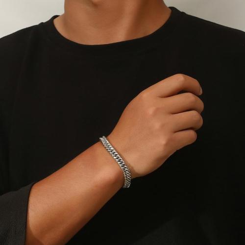 A fashionable and personalized simple silver titanium steel bracelet (width: 7mm)