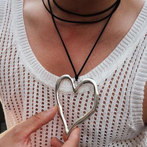One pc hip hop extra large heart-shaped alloy necklace(maximum length:76cm)